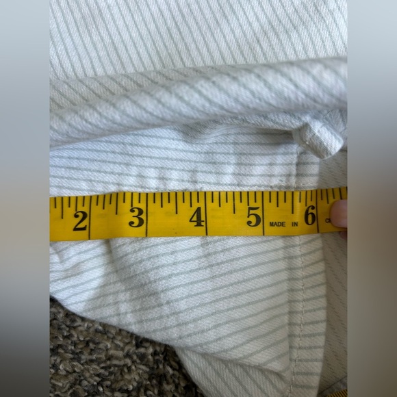 Levi Strauss Women’s Mid-Length White Shorts with light blue pinstripe size 28 - Picture 8 of 8